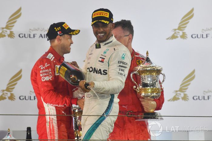 Sebastian Vettel, Ferrari y Lewis Hamilton, Mercedes-AMG F1 celebra