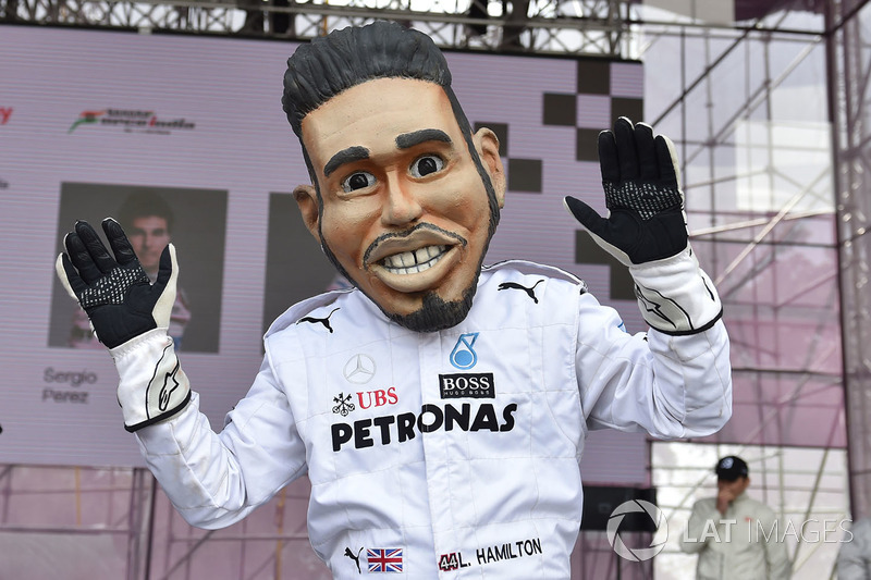 Кукла Льюиса Хэмилтона, Mercedes AMG F1