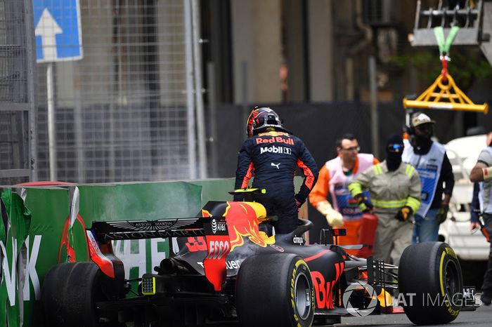 Max Verstappen, Red Bull Racing RB14 crashes