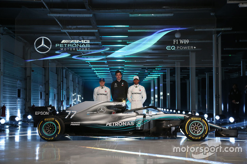 Valtteri Bottas, Mercedes AMG F1, Lewis Hamilton, Mercedes AMG F1, Toto Wolff, Direttore Esecutivo Mercedes AMG F1