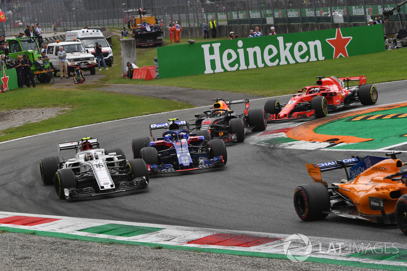 Charles Leclerc, Sauber C37, Pierre Gasly, Scuderia Toro Rosso STR13, Daniel Ricciardo, Red Bull Racing RB14 and Sebastian Vettel, Ferrari SF71H battle
