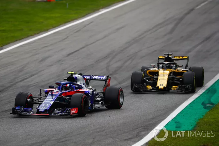 Pierre Gasly, Toro Rosso STR13, y Nico Hulkenberg, Renault Sport F1 Team R.S. 18