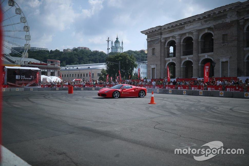 Марк Жене за кермом Ferrari