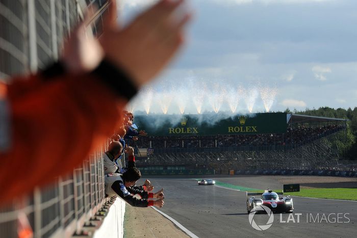 Los ganadores #8 Toyota Gazoo Racing Toyota TS050: Sebastien Buemi, Kazuki Nakajima, Fernando Alonso 