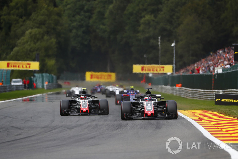 Romain Grosjean, Haas F1 Team VF-18, di depan Kevin Magnussen, Haas F1 Team VF-18