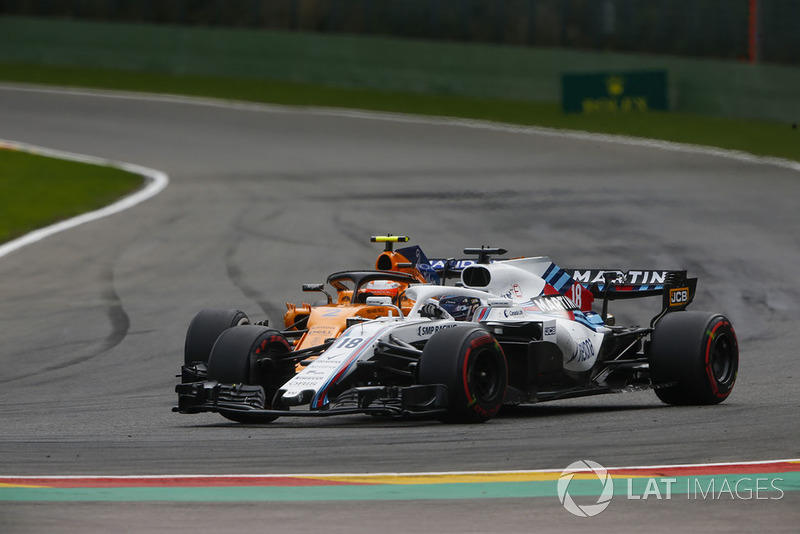 Lance Stroll, Williams FW41, wyprzedza Stoffela Vandoorne'a, McLaren MCL33