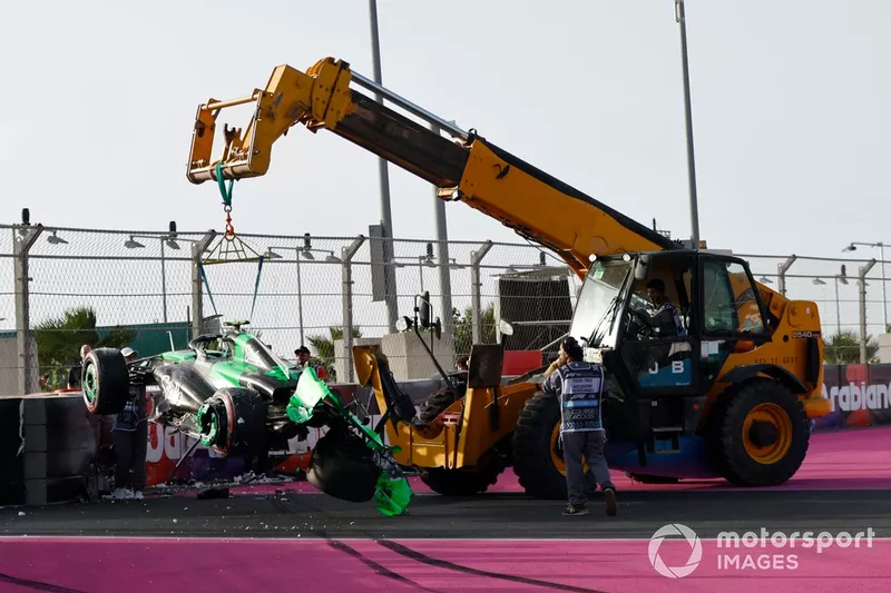 Les commissaires retirent du circuit la voiture endommagée de Zhou Guanyu, Stake F1 Team Kick Sauber C44, après un accident lors de la FP3.