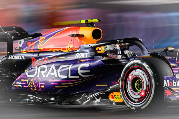 レッドブルはラスベガスGPで黄色とピンクのネオンが点滅しているような特別カラーリングを実施した。