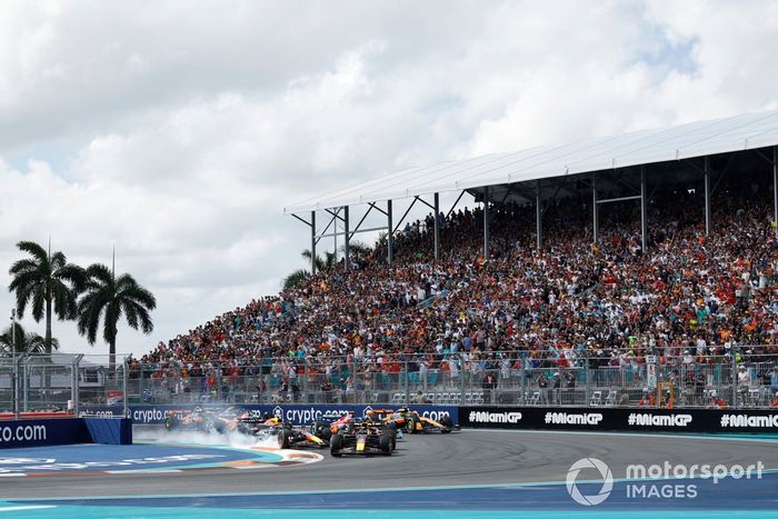 Salida de carrera - Max Verstappen, Red Bull Racing RB20 el campo de distancia, como Sergio Pérez, Red Bull Racing RB20 casi choca contra él