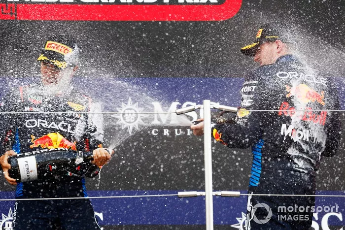 Sergio Perez, Red Bull Racing, 2e position, Max Verstappen, Red Bull Racing, 1re position, célèbrent avec du champagne sur le podium.