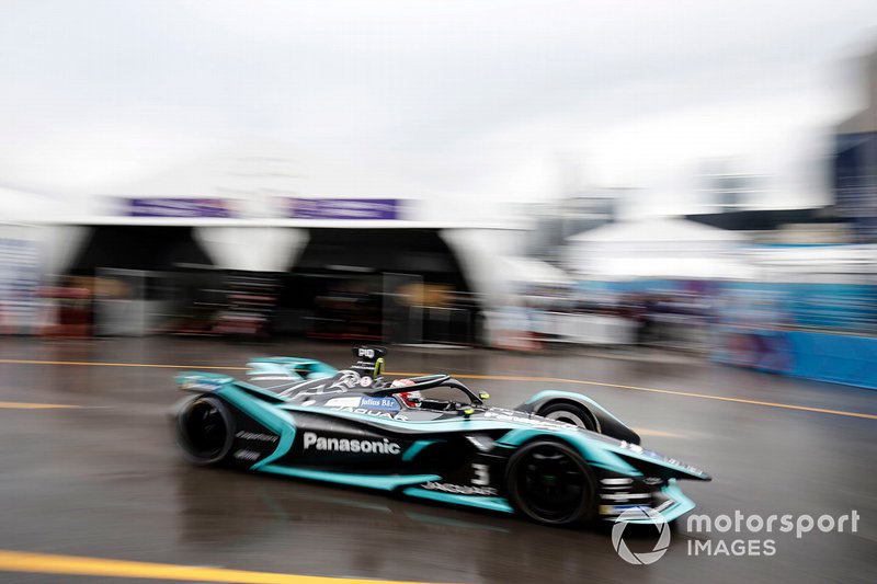 Nelson Piquet Jr., Panasonic Jaguar Racing, Jaguar I-Type 3 transita in pit lane