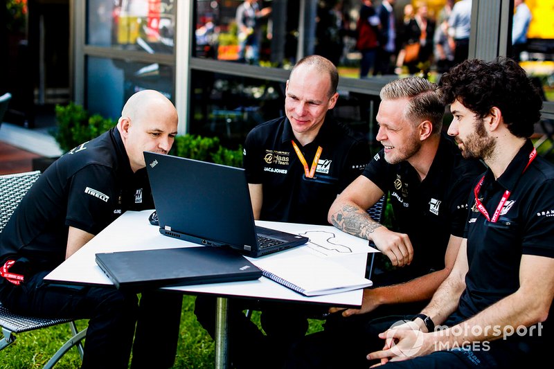 Kevin Magnussen, Haas F1 Team with engineers