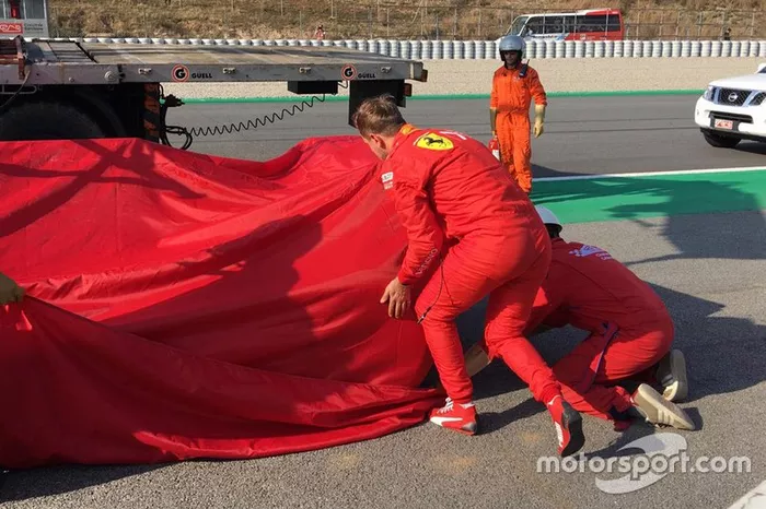 Sebastian Vettel, Ferrari SF90 detenido a un lado de la pista

