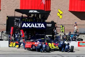 William Byron, Hendrick Motorsports, Chevrolet Camaro Axalta pit stop
