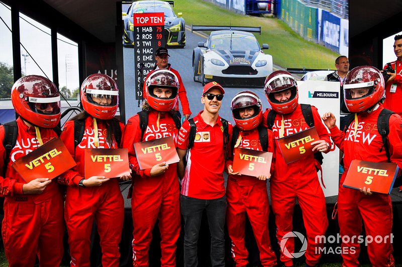 Sebastian Vettel, Ferrari, con fans