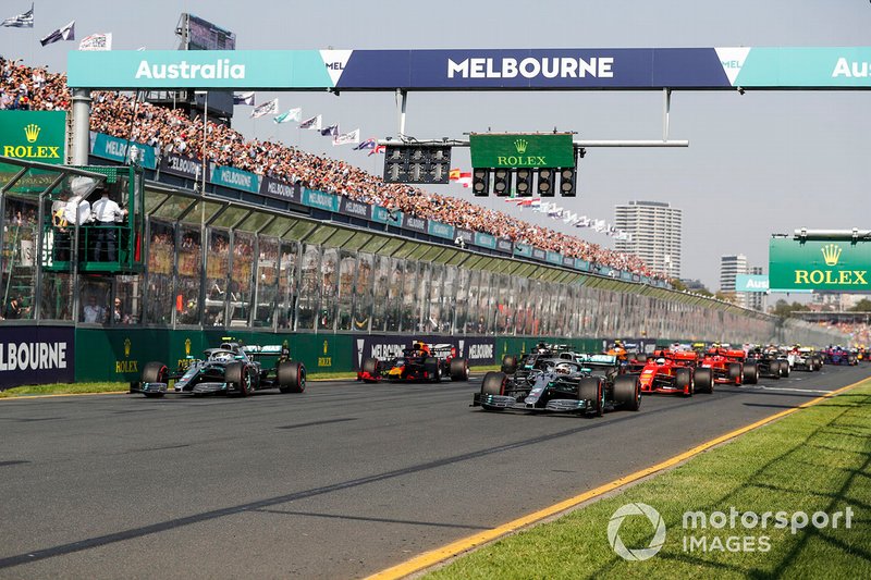 Il semaforo si spegne e Lewis Hamilton, Mercedes AMG F1 W10, precede Valtteri Bottas, Mercedes AMG W10, Sebastian Vettel, Ferrari SF90, Max Verstappen, Red Bull Racing RB15, ed il resto del gruppo alla partenza