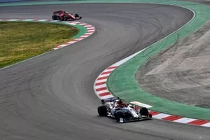 Kimi Raikkonen, Alfa Romeo Racing C38, voor Sebastian Vettel, Ferrari SF90 