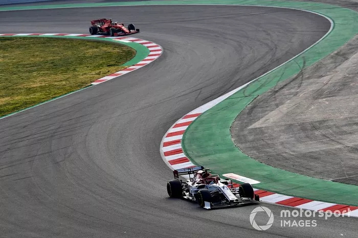 Kimi Raikkonen, Alfa Romeo Racing C38, precede Sebastian Vettel, Ferrari SF90 