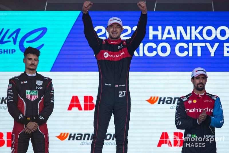 Podio: Pascal Wehrlein, Porsche, 2ª posición, Jake Dennis, Andretti Autosport, 1ª posición, Lucas di Grassi, Mahindra Racing, 3ª posición