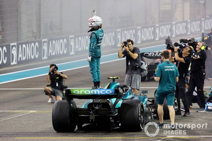 Sebastian Vettel, Aston Martin AMR22, celebra el décimo puesto en su última carrera subido a su coche en el parc ferme