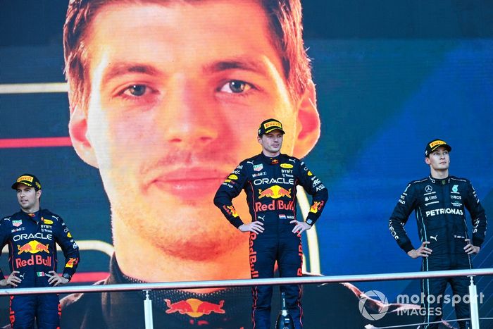 Podio: segundo lugar Sergio Pérez, Red Bull Racing, ganador Max Verstappen, Red Bull Racing, tercer lugar George Russell, Mercedes-AMG 