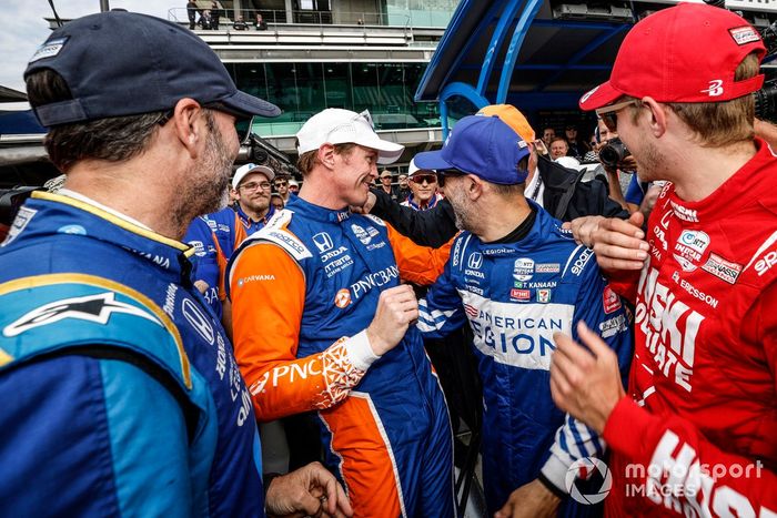 El ganador de la pole Scott Dixon, Chip Ganassi Racing Honda celebra su premio de la pole, Jimmie Johnson, Chip Ganassi Racing Honda, Tony Kanaan, Chip Ganassi Racing Honda, Marcus Ericsson, Chip Ganassi Racing Honda