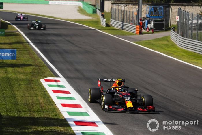Alex Albon, Red Bull Racing RB16, Valtteri Bottas, Mercedes F1 W11, y Sergio Pérez, Racing Point RP20