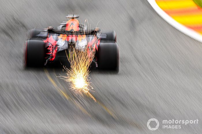Max Verstappen, Red Bull Racing RB16 sacando chispas