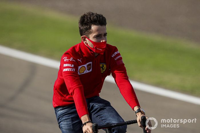 Charles Leclerc, Ferrari, recorre Imola en bici