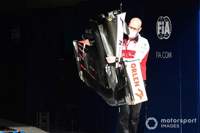 Un mecánico con un alerón delantero para el Alfa Romeo Racing C39