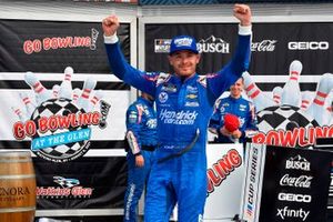 Race winner Kyle Larson, Hendrick Motorsports, Chevrolet Camaro HendrickCars.com