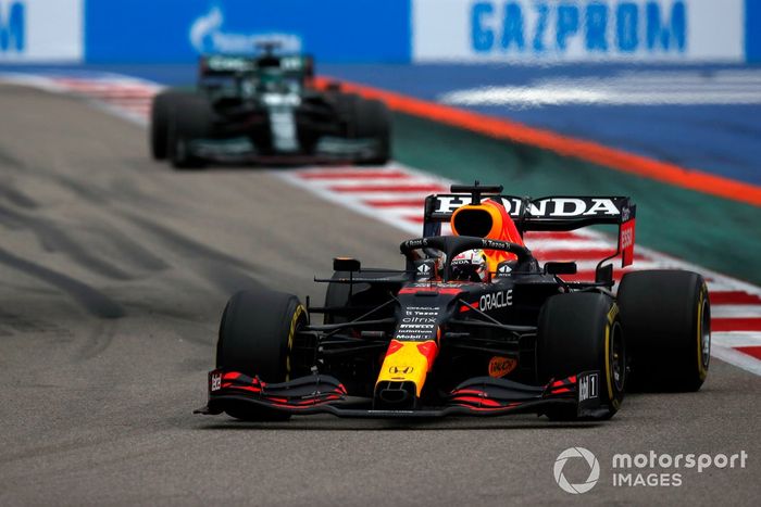 Max Verstappen, Red Bull Racing RB16B, Lance Stroll, Aston Martin AMR21