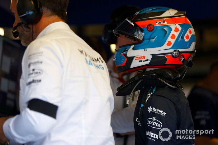 Nyck de Vries, Williams FW44, se sube al coche