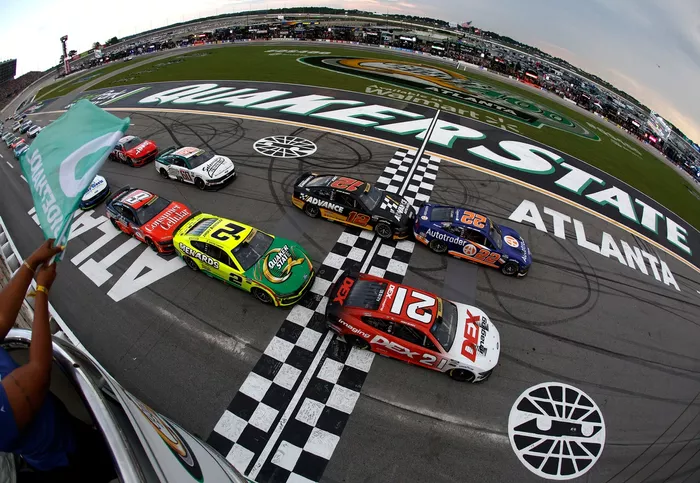 Joey Logano, Team Penske Ford, Josh Berry, Wood Brothers Racing Ford