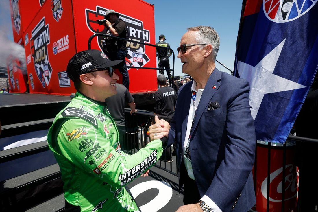 Christopher Bell, Joe Gibbs Racing Toyota, Mark Faber, Vicepresidente Ejecutivo y Director General, Texas Motor Speedway