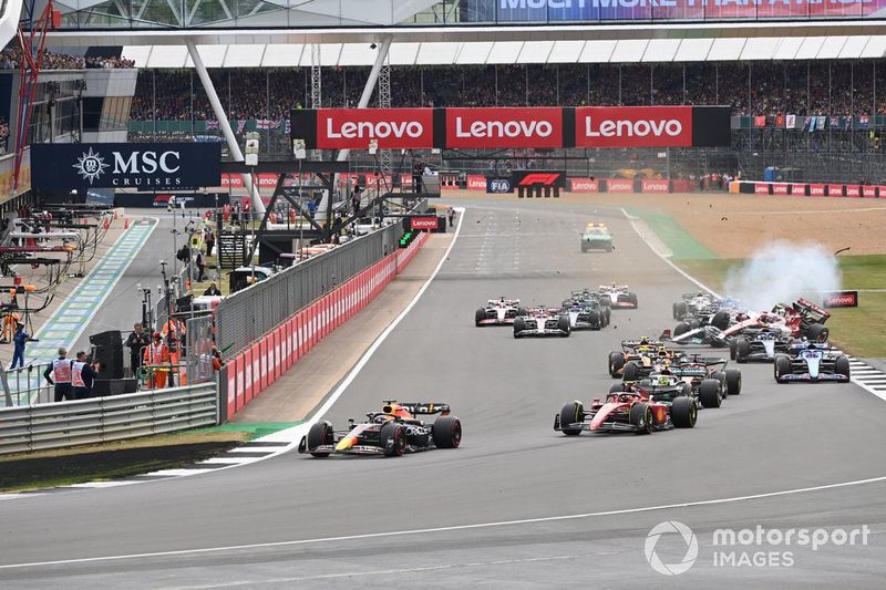 La carrera se pone en marcha y se produce un enorme accidente en el que se ven involucrados George Russell, Mercedes W13, Zhou Guanyu, Alfa Romeo C42, Alex Albon, Williams FW44, Esteban Ocon, Alpine A522, Yuki Tsunoda, AlphaTauri AT03