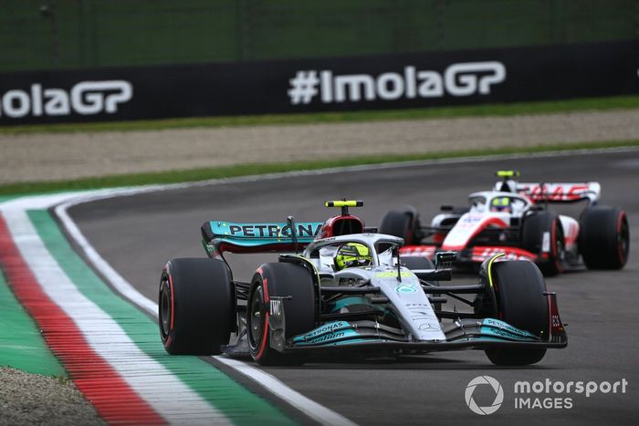 Lewis Hamilton, Mercedes W13, Mick Schumacher, Haas VF-22