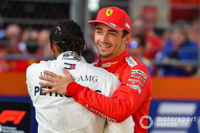 Ganador de la pole Charles Leclerc, Ferrari, segundo lugar Lewis Hamilton, Mercedes AMG F1