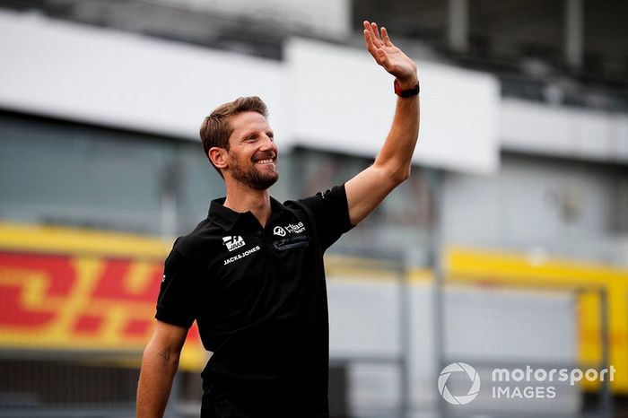 Romain Grosjean, Haas F1, saluda a los aficionados