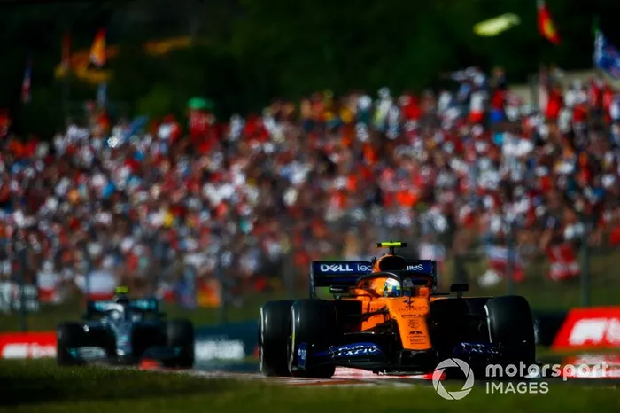 Lando Norris, McLaren MCL34, Valtteri Bottas, Mercedes AMG W10