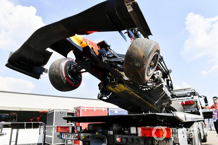 El coche dañado de Pierre Gasly, Red Bull Racing RB15, es levantado por una grúa