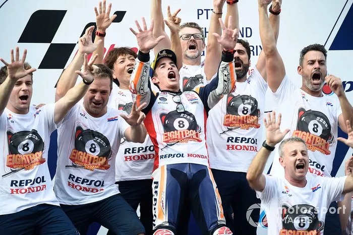 Campeón del mundo Marc Márquez, Repsol Honda Team celebra con el equipo