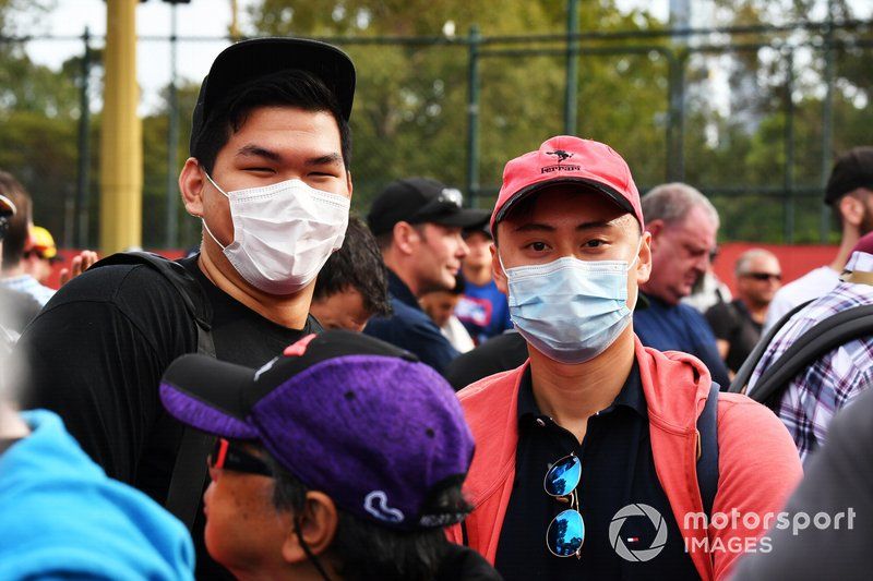 Los aficionados usan máscaras protectoras en vista del brote de coronavirus