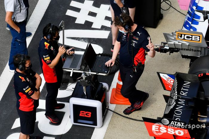 Los mecánicos e ingenieros de Red Bull en Parc Ferme