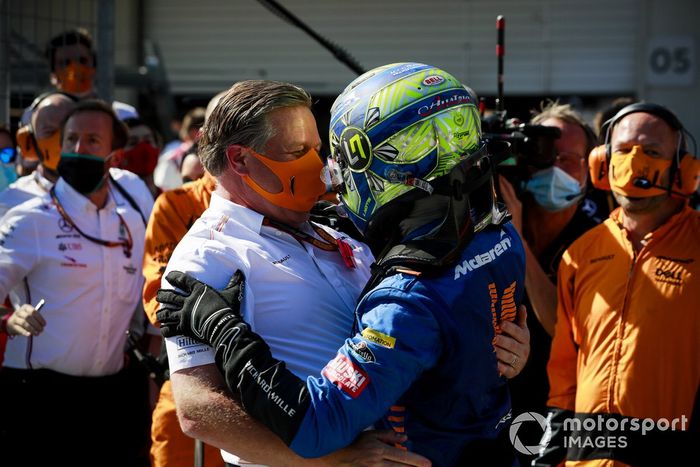 Lando Norris, McLaren festeggia con Zak Brown, Direttore Esecutivo McLaren nel parc ferme