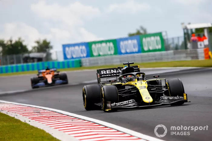 Daniel Ricciardo, Renault F1 Team R.S.20, Carlos Sainz Jr., McLaren MCL35