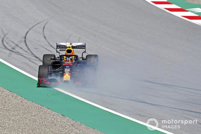 Alex Albon, Red Bull Racing RB16 hace un trompo