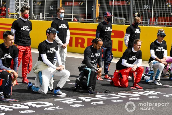 Los pilotos, incluyendo a Lewis Hamilton, Mercedes-AMG F1, se paran y se arrodillan para apoyar la campaña 