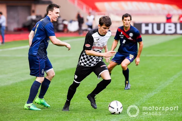 Charles Leclerc jugando a fútbol