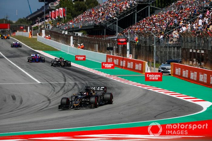 Romain Grosjean, Haas F1 Team VF-19, lidera Kevin Magnussen, Haas F1 Team VF-19, y Daniil Kvyat, Toro Rosso STR14